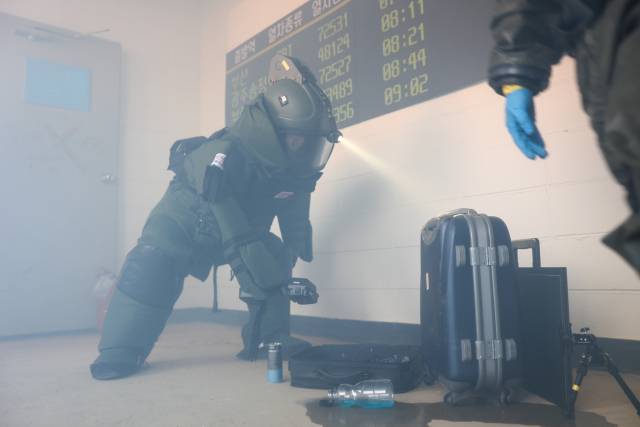국군화생방방호사령부 화생방특수임무단 장병들이 화생방 테러 대응 훈련에서 오염 여부를 탐색하고 있다. 사진 제공=국군화생방방호사령부