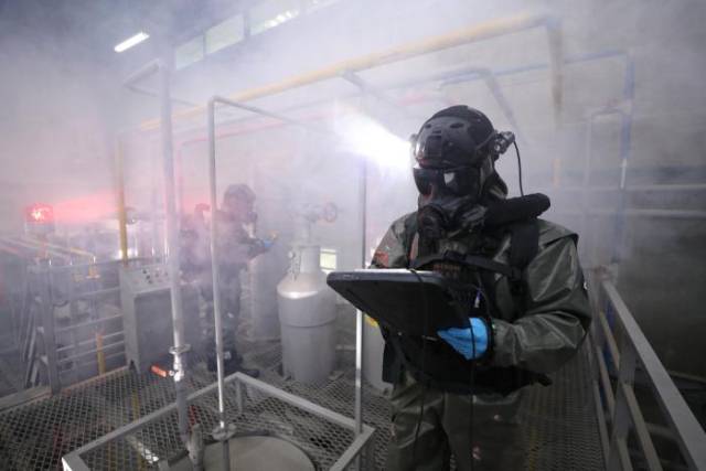 국군화생방사 장병들이 대량살상무기(WMD) 제거 작전 훈련을 하고 있다. 사진 제공=국군화생방방호사령부
