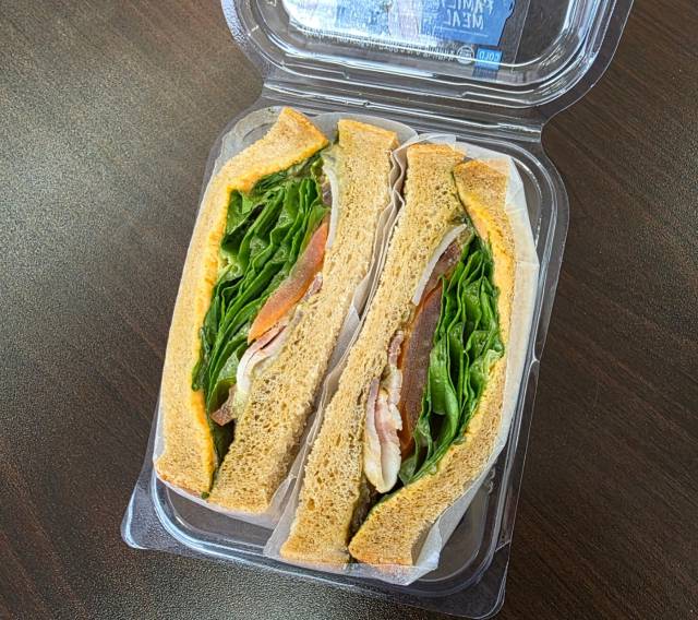 이마트24의 '아보카도듬뿍CBLT샌드위치' 모습