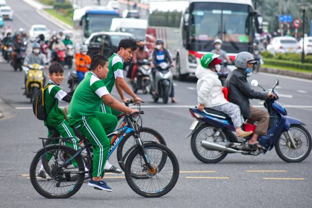 베트남의 한 도시에서 시민들이 자건거와 오토바이를 타고 도로를 달리고 있다. 준수한 개발 능력에 상대적으로 저렴한 인건비, 느슨한 고용 규제에 베트남을 비롯한 동남아시아 개발자를 채용하려는 국내 기업 수요가 늘고 있다. 연합뉴스