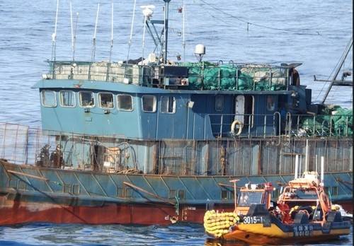 지난 18일 전남 가거도 해역에서 나포된 쇠창살 무장 중국어선. 사진제공=목포해경