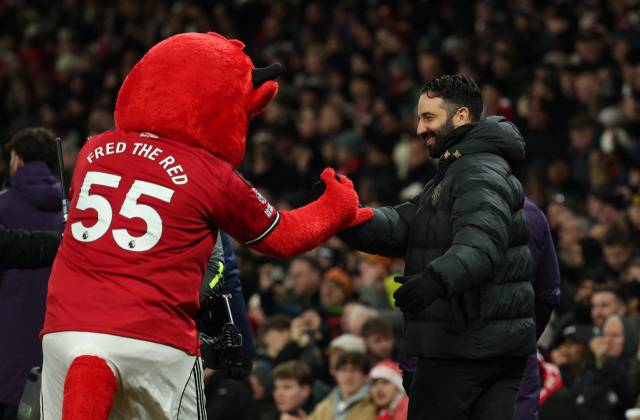 뉴캐슬전에 앞서 마스코트와 악수하는 후벵 아모링(오른쪽) 맨체스터 유나이티드 감독. 로이터연합뉴스