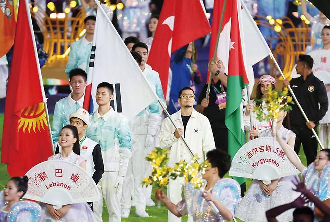 2023년 10월8일 2022 항저우아시안게임 폐회식에서 대한민국 선수단 기수 김홍열 등 각국 선수단이 입장하고 있다. ⓒ연합뉴스