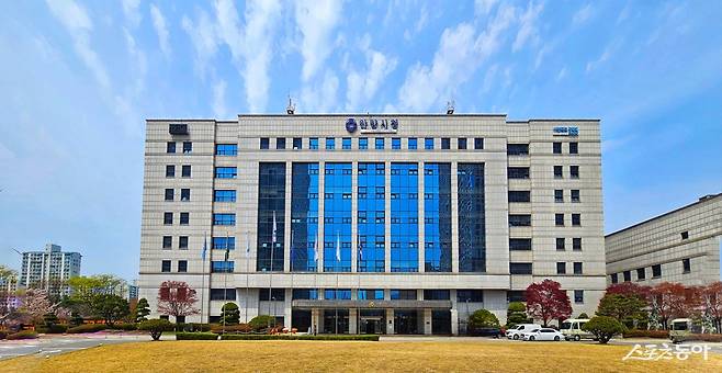 안양시는 지난 26일 시민들의 출퇴근길 교통 불편을 줄이기 위해 내년 1월 5일부터 3330번 광역노선의 출근형 전세버스를 기존 5대에서 7대로 증차 운행한다고 밝혔다(안양시청 전경). 사진제공｜안양시