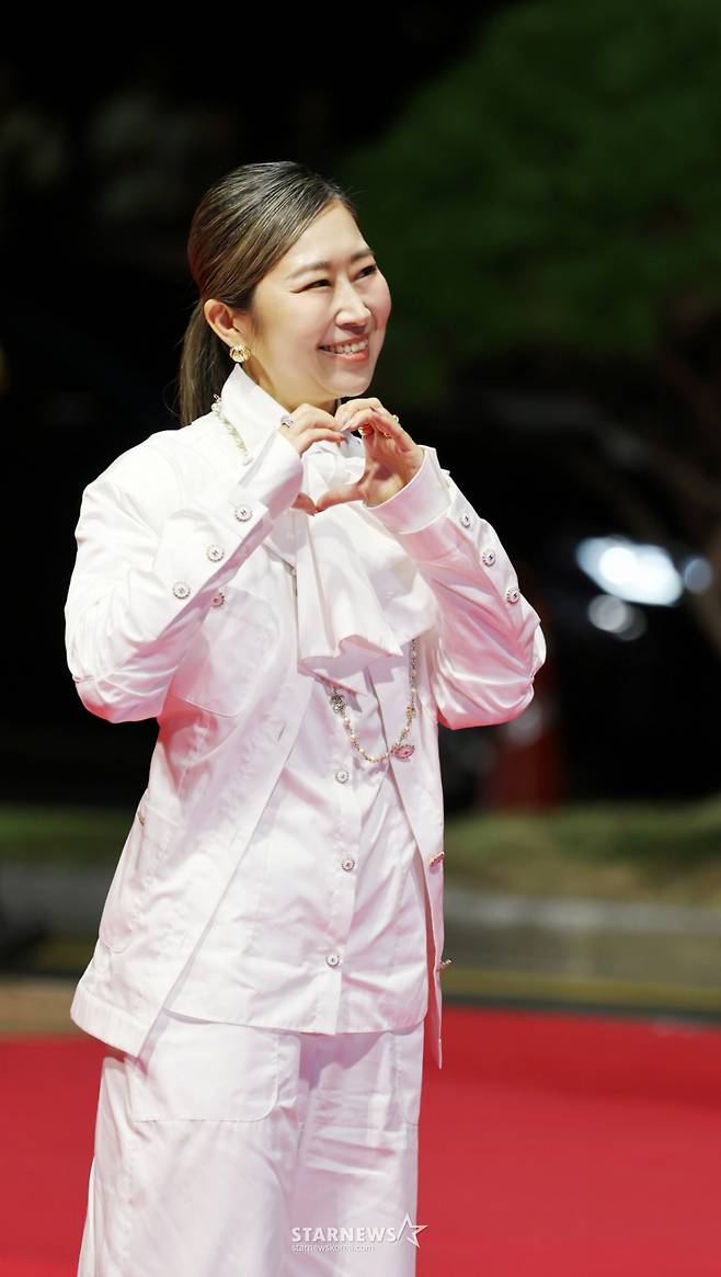 매기 강 감독이 17일 부산 해운대 영화의 전당에서 열리는 부산국제영화제 'BIFF2025' 개막식 레드카펫을 걸으며 포토타임을 갖고 있다.  2025.09.17. /사진=강영조 cameratalks@