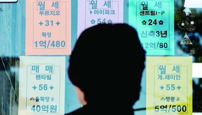 시중 유동성이 부동산으로 쏠릴 수 있다는 경고가 나오는데도 정부는 공급 대책을 미뤘다. 민생 안정을 위해서라도 이른 시일 안에 획기적인 공급 대책을 내놓아야 한다.[사진 ｜ 연합뉴스]