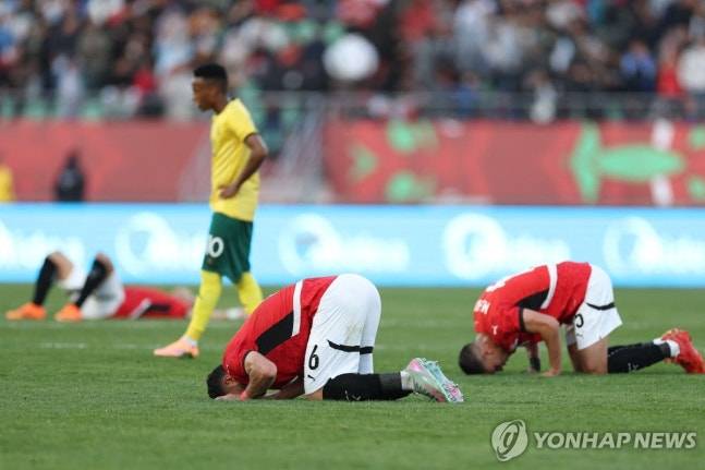 대한민국 축구 국가대표팀이 반드시 잡아야 할 남아프리카공화국의 치명적인 약점이 드러났다. 수적 우세 속에서도 득점을 올리지 못하는 답답한 결정력과 선제 실점 후 무너지는 경기 운영 능력이 그대로 노출됐다. 연합뉴스