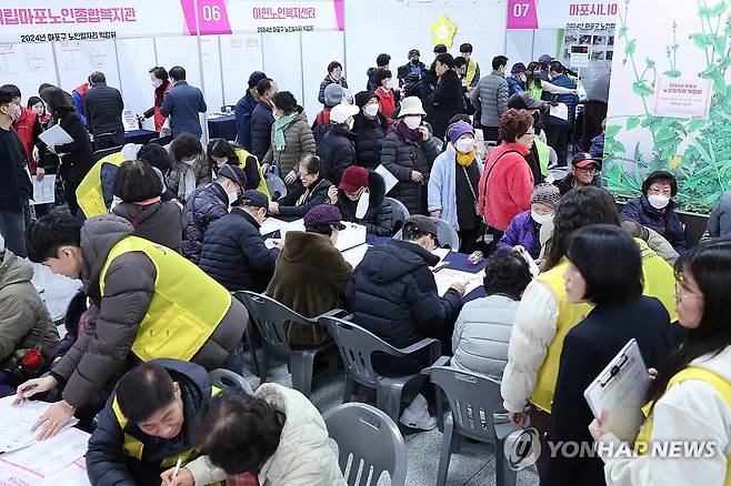 한 지자체가 마련한 노인 일자리 박람회의 모습 [연합뉴스 사진]