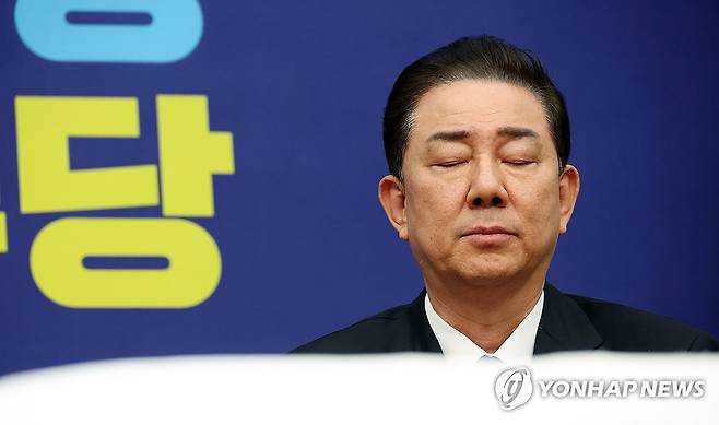 생각에 잠긴 김병기 원내대표 (서울=연합뉴스) 이동해 기자 = 더불어민주당 김병기 원내대표가 24일 국회에서 열린 최고위원회의에서 최고위원들의 발언을 들으며 생각에 잠겨 있다. 2025.12.24 eastsea@yna.co.kr