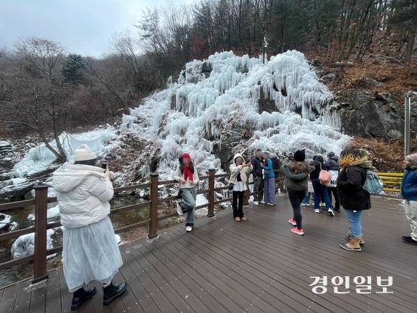 최근 가평군 설악면 어비계곡을 찾은 외국인 관광객 등이 빙벽을 배경으로 사진촬영을 하고 있다. 가평/김민수기자 kms@kyeongin.com