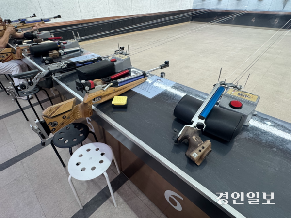 경기도내 한 민간 실탄사격장 사격대에 소총과 권총이 놓여 있다. 2025.12.26 /마주영기자 mango@kyeongin.com