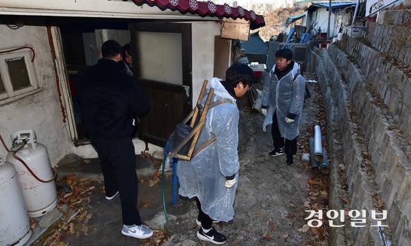 지난 26일 오전 인천시 미추홀구 학익동 햇골마을에서 배송업체 HR그룹의 임직원과 소외계층 지원단체인 위드인 사람과함께, 인천연탄은행 관계자들이 연탄봉사를 하고 있다. 2025.12.26 /조재현기자 jhc@kyeongin.com