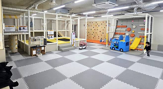 ▲ 서해 최북단 인천 옹진군 백령도에 있는 '백령31호' 대피소에 지난 2022년 조성된 놀이시설에서 어린이가 뛰어놀고 있다. /사진제공=독자