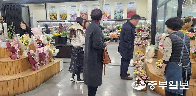 연말행사를 앞두고 꽃 수요가 증가하는 가운데 지난 27일 고양시 일산서구 한국화훼농협 케이플라워 대화점에서 소비자들이 꽃다발을 구입하려고 둘러보고 있다. 신연경기자