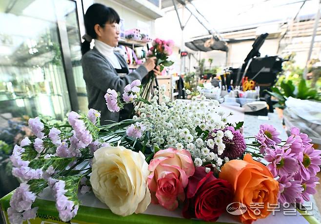 꽃다발 가격이 오르면서 소비자들이 생화를 직접 구입해 손수 만들거나, 지역 커뮤니티를 통한 중고 거래에 나서고 있는 가운데 28일 오후 수원시 권선구 한국화훼농협 케이플라워에서 관계자가 꽃다발을 만들고 있다. 김경민기자