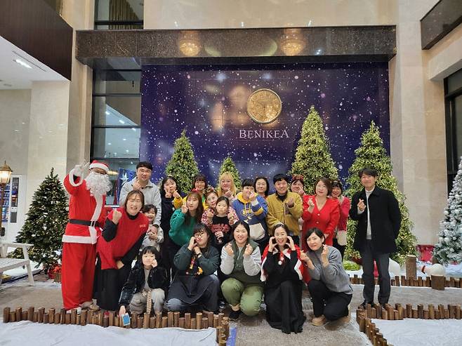 서산시 소상공인연합회가 성탄절인 12월 25일 베니키아호텔 서산 1층 로비에서 '크리스마스 프리마켓'을 개최했다.(사진=서산시 제공)