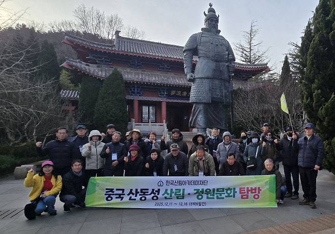 중국 산동성 웨이하이(위해) 법화원에 있는 장보고 동상 앞에서 한국산림아카데미재단 연수단이 기념촬영을 하고 있다.