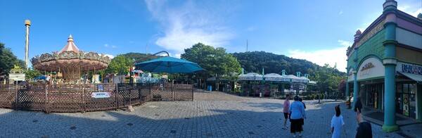 지난 7월 대전오월드에는 무더위 속에서도 약 800명의 관람객이 놀이시설 등을 즐겼다. 사진은 대전오월드 내부. 시설·도보 등 말끔하게 정리 돼 있는 모습이 인상적이다. 정유철 기자