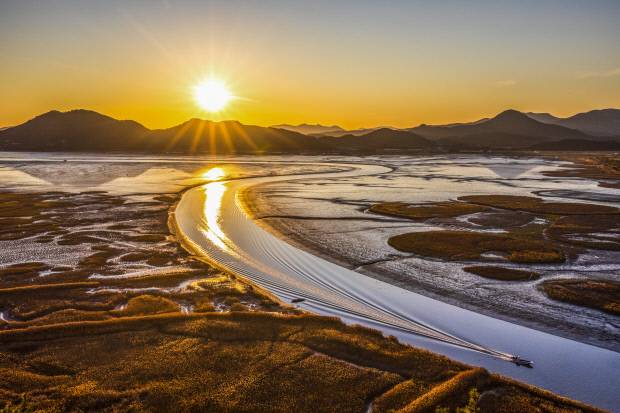 순천만 습지에서 본 일몰 전경. <순천시 제공>