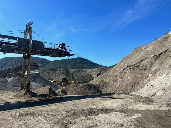 김해시 한림읍의 한 골재업체의 야적장에 순환골재가 산더미처럼 쌓여있다. / 환경일보