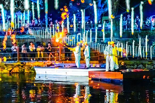 함안군이 올해 성장동력 확보와 군민 삶의 질 향상을 동시에 추진했다. 사진은 일본인 950여 명이 방문한 '2025 함안낙화놀이 스페셜 데이'. / 함안군