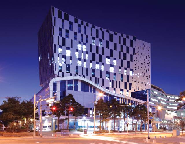 부산 해운대구 영상산업센터 전경. 부산영상위가 운영하는 센터에는 부산영상위와 함께 영상물등급위원회, 영화 제작사 등 영화 영상 관련 기관과 기업이 입주해 있다. 부산영상위 제공