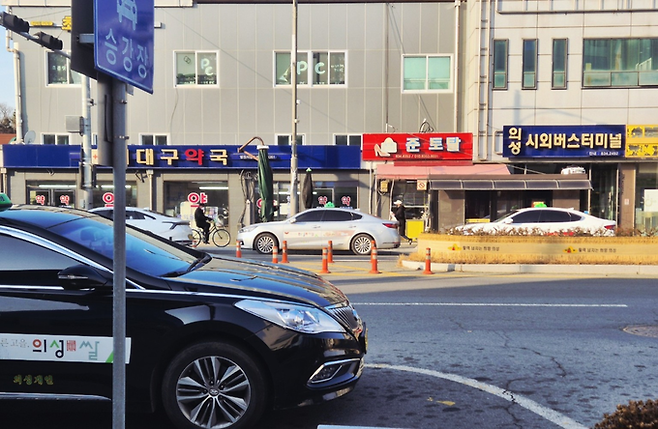 ▲ 경북 의성군 의성읍 시외버스터미널 앞 택시 승강장에서 택시들이 도로변에 정차한 가운데, 2026년 1월 9일부터 시행되는 택시 기본요금 조정과 군계외 할증 도입을 앞두고 지역 교통 현장의 일상적인 모습이 이어지고 있다. 김동현 기자 jhass80@kyongbuk.com