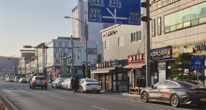 ▲ 경북 의성군 의성읍 시외버스터미널 인근 도로에서 택시들이 승강장과 도로변에 정차한 가운데, 2026년 1월 9일부터 시행되는 택시 기본요금 조정과 군계외 할증 도입을 앞두고 평소와 같은 지역 교통 흐름이 이어지고 있다. 김동현 기자 jhass80@kyongbuk.com