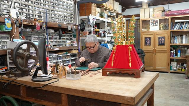 APEC 기간에 미국 대통령에게 선물한 금관을 제작한 김진배 작가가 금관 모형을 제작하고 있다. 경북문화관광공사 제공.