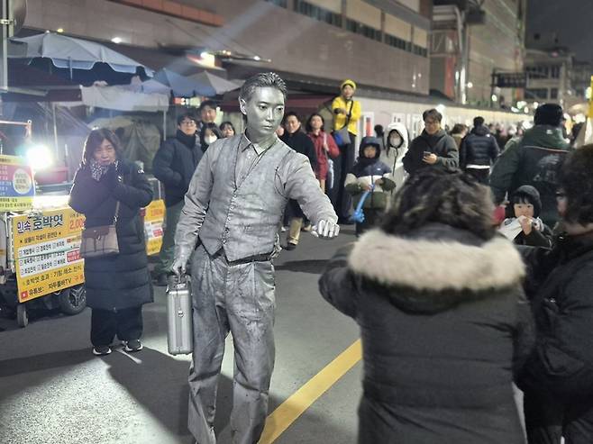 지난 27일 대구 서문야시장에서 양철인간 조대호씨가 퍼포먼스를 펼치고 있다. 이승엽기자