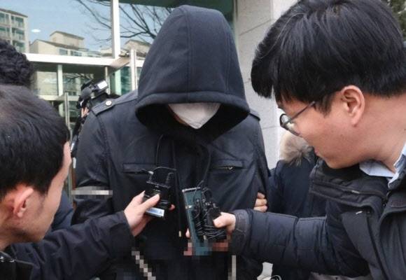 부친과 노부부를 잇달아 살해한 혐의를 받는 A씨가 2019년 1월9일 대전지방법원 홍성지원에서 열린 구속 전 피의자심문(영장실질심사)을 마치고 법원을 나서고 있다. (사진=연합뉴스)