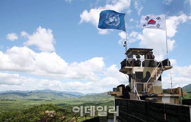 비무장지대(DMZ) 내 GP에서 우리 군 장병들이 경계근무를 서고 있다. (출처=육군 홈페이지)