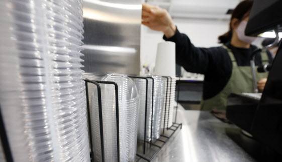 서울 시내의 한 카페에 플라스틱 컵 등 일회용 컵이 놓여 있다.(사진=뉴시스)