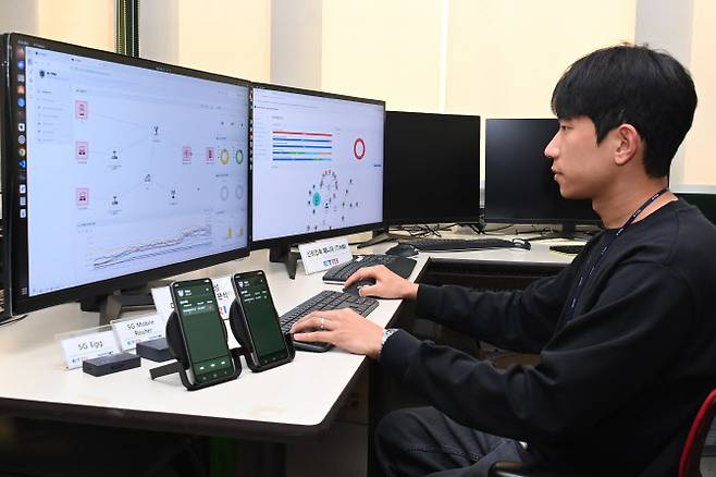 ETRI 연구진이 데이터 관제 시스템에서 품질 데이터를 분석하며 신뢰연동 단말의 성능을 점검하고 있는 모습.