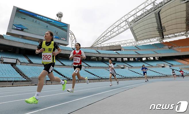 트랙에서 달리고 있는 육상 선수들. 2023.3.24/뉴스1 ⓒ News1 공정식 기자