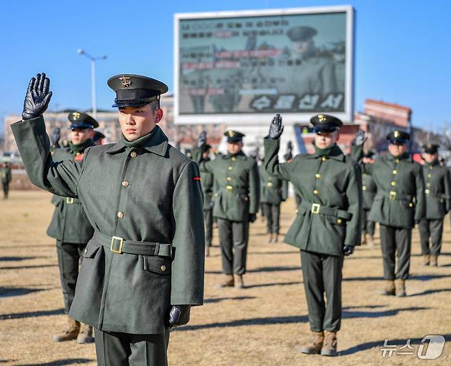 지난 4일 경북 포항시 해병대 교육훈련단 연병장에서 열린 신병 1323기(547명) 수료식에서 신병들이 해병선서를 하고 있다.(해병대교육훈련단 제공, 재판매 및 DB금지) 2025.12.4/뉴스1 ⓒ News1 최창호 기자