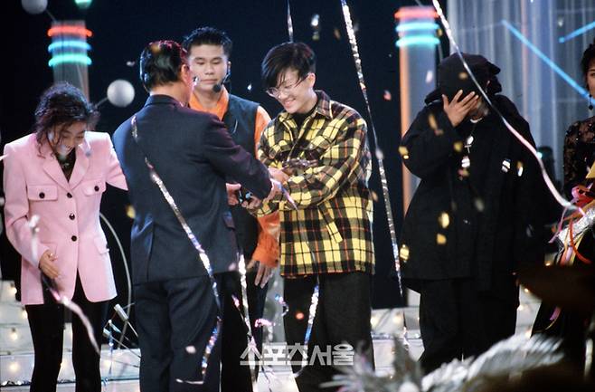 서태지와 아이들이 제3회 서울가요대상 시상식에서 상을 받고 있다. 사진 | 스포츠서울DB