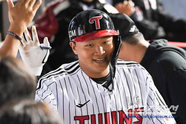 2023 KBO리그 LG 트윈스와 두산 베어스의 경기가 14일 잠실구장에서 열렸다. 8회말 1사 LG 이재원이 솔로포를 날린 뒤 환호하고 있다. 잠실=박재만 기자pjm@sportschosun.com/2023.10.14/