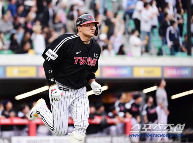 24일 인천 SSG랜더스필드에서 KBO리그 SSG와 LG의 경기가 열렸다. 2회 LG 이재원이 SSG 엘리아스를 상대로 투런홈런을 날렸다. 그라운드를 돌고 있는 이재원. 인천=송정헌 기자songs@sportschosun.com/2023.05.24/