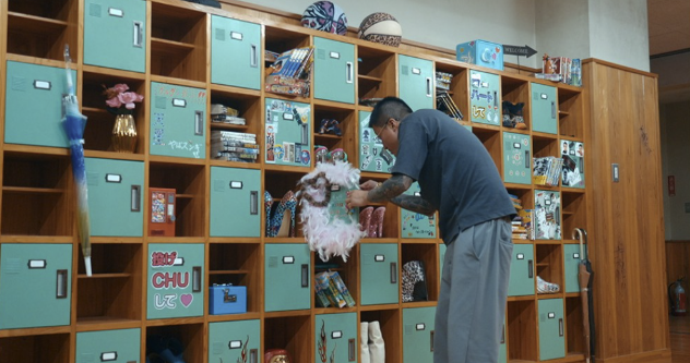 일본 넷플릭스 '불량연애' 남성 출연진 '츠짱'이 관심있는 상대에게 러브레터를 써 보내고 있는 모습. 넷플릭스.