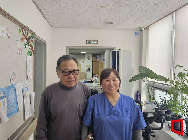 지난달 26일 서울 동대문구 전농동 다일작은천국에서 조미진 간호팀장과 입소인 민기동씨(82)가 사진을 촬영하고 있다. 박승욱 기자