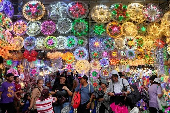 9일(현지시간) 필리핀 마닐라의 한 상점에서 크리스마스 장식품을 팔고 있다. AP연합뉴스