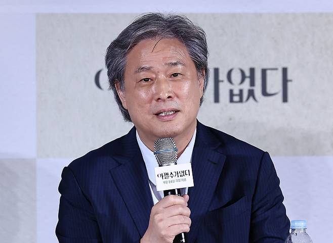 박찬욱 감독이 지난 9월 서울 용산구 CGV 용산에서 열린 영화 '어쩔수가없다' 기자간담회에서 취재진 질문에 답하고 있다. /뉴스1