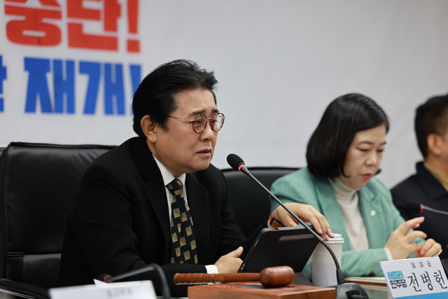 전병헌(왼쪽) 새미래민주당 대표가 지난 12월 24일 서울 여의도 새민주 당사에서 최고위원회의를 주재하고 있다.<새미래민주당 제공>