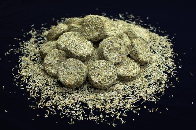 화폐 제조시 발생되는 화폐 부산물을 모아 압축한 모습 [조폐공사 제공]