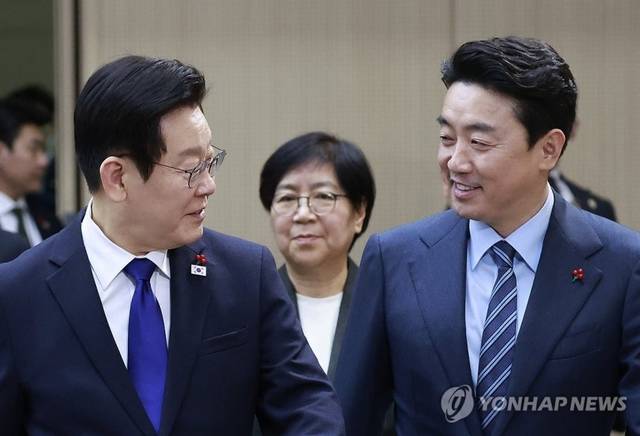 이재명 대통령과 강훈식 비서실장이 지난 16일 정부세종컨벤션센터에서 열린 보건복지부(질병관리청)·식품의약품안전처 업무보고에 입장하고 있다. 가운데는 정은경 복지부 장관. [연합뉴스, 대통령실통신사진기자단]
