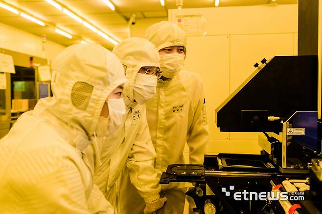 한국나노기술원이 산업계·대학 재직자를 대상으로 '나노스쿨'을 진행하고 있는 모습.