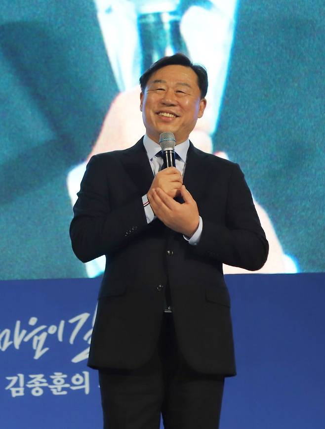 김종훈 울산 동구청장이 지난 26일 열린 자신이 쓴 에세이 '마음이 길을 만든다-김종훈의 새로운 도전' 출판기념회에서 인사말을 하고 있다. 진보당 울산시당 제공