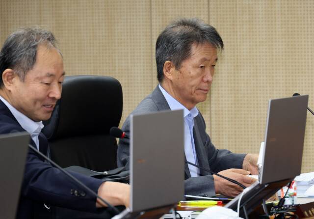 지난 9월8일 국가인권위원회 전원위원회가 개회하기에 앞서 김용원 상임위원(오른쪽)과 한석훈 위원이 자리에 앉아있다. 류우종 선임기자 wjryu@hani.co.kr