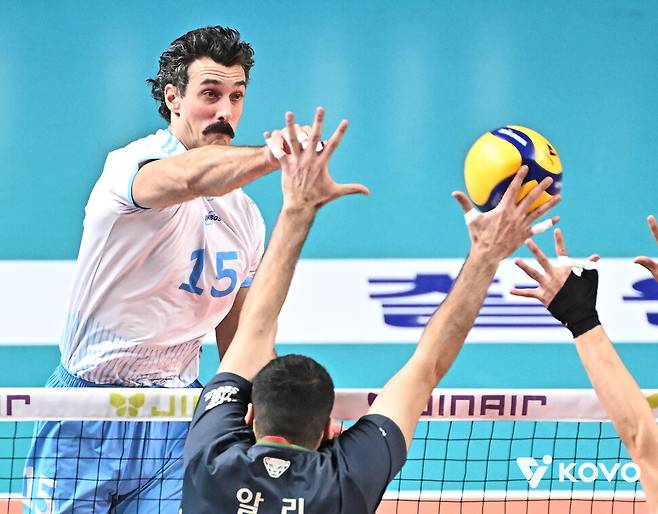 대한항공 카일 러셀이 28일 서울 장충체육관에서 열린 진에어 2025~2026 V리그 남자부 우리카드와 방문 경기에서 공을 때리고 있다. 한국배구연맹 제공